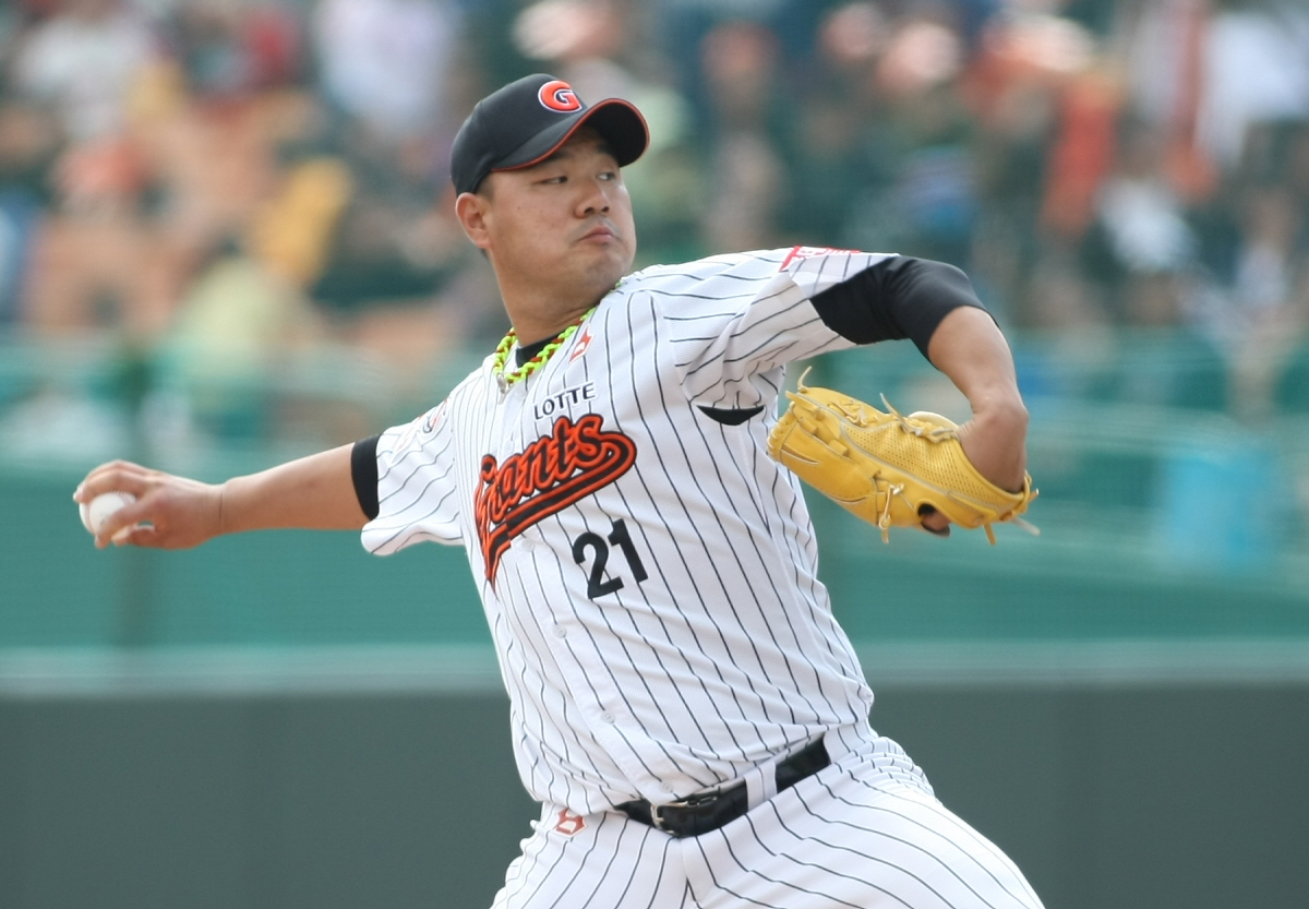 개막전 선발투수 송승준선수의 역투모습